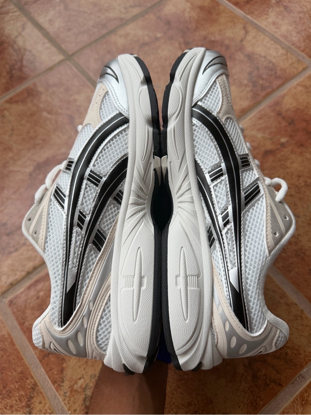 Size 9 Men’s And Women’s 10.5 - Asics Gel Kayano 14 White and Silver Cream - Picture 4 of 7